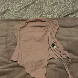 Rosa topp - Säljer denna toppen, har en liten fläck långt upp vid knytningen, annars är den jätte fin