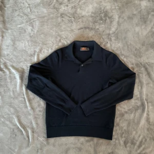 Morris Tröja - Snygg mörkblå tröja från Morris!🍾 | Storlek: XS | Skick: 7/10 då den har en liten lagning på vänster bröst men inget som syns särskilt tydligt vid användning | Nypris: 1600 kr | Skriv vid frågor och funderingar!🤝