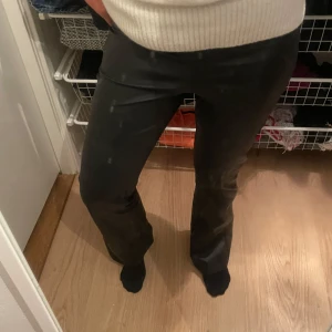 Skinnbyxor  - Säljer dessa super snygga skinnbyxor från Gina Tricot som inte längre säljs på hemsidan. Är 1,68 och passar perfekt för dig som är lite kortare. Ord pris 500kr