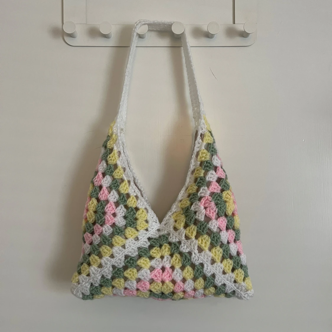 Flerfärgad virkad väska