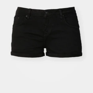 Ltb jeans shorts - Svarta ltb shorts i modellen judie. Osäker om jag vill sälja så lämna prisförlsag❤️ Nyrpis 329 men helt slut sålda! 