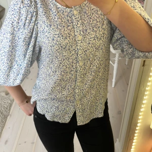 Mönstrad linneblus från H&M - En somrig linneblus med ett blått mönster på. Använd max 2 gånger då jag inte tycker att den passar mig 💓 