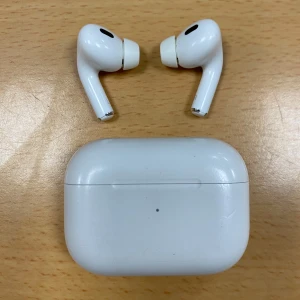 Hörlurar  - Bara använda ett fåtal gånger och inga tecken på användning.