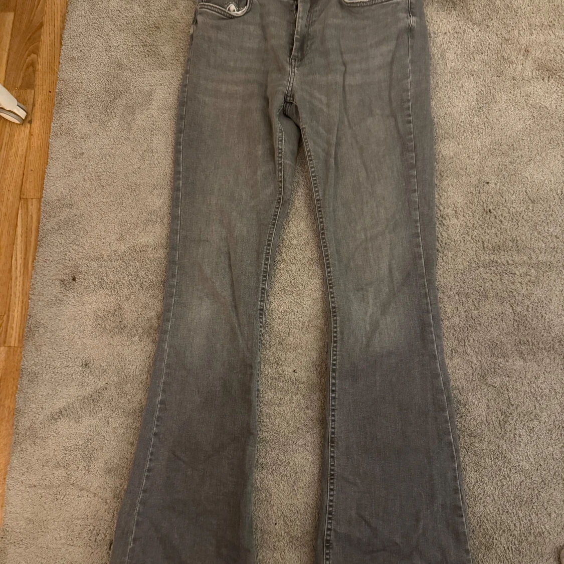 Grå bootcut jeans från ONLY