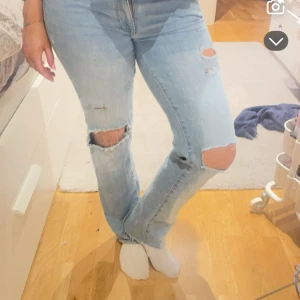 Jeans - Snygga ljusa jeans med slitningar på knäna och låren. De har en klassisk femficksdesign och en dragkedja framtill. Perfekta för en avslappnad stil. Pris kan diskuteras❤️W26 L32
