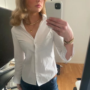 Figursydd skjorta - Säljer en figursydd skjorta som jag köpt second hand och inte längre får användning av.💕Skriv för fler frågor!