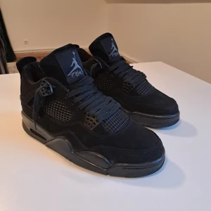 Jordan 4 black cat  - Säljer ett par jordan 4 black cat i storlek 43