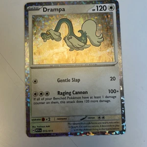 Drampa Pokémonkort - Säljer ett holografiskt Drampa Pokémonkort med 120 HP. Kortet har attacker som Gentle Slap och Raging Cannon. Perfekt för samlare eller spelare som vill förstärka sin kortlek.