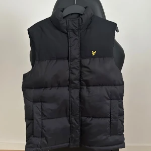 Svart Lyle & Scott Väst - Säljer min Svarta Lyle & Scott Väst som inte kommer till användning, använd 2 gånger. Storlek M. 