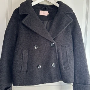 Svart teddyjacka/kappa  - Säljer min fina kappa/jacka från Nelly. Använd max 3 ggr. Storlek S, nyköpt för 400. Mitt pris: 300 kr. Hör av dig vid frågor, priset är såklart diskuterbart!🩷