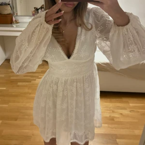 Studentklänning  - Jättefin studentklänning som är helt slutsåld och unik då den är från Australien!!😍😍😍 storleken är xs, formar midjan så snyggt och har resår så det passar mindre/större