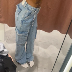 Low waist Jeans  - Köpt på Gina för något år sedan, använd ett par fåtal gånger 🤍