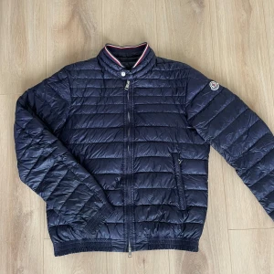 Moncler jacka  - Säljer en Moncler jacka som är i storlek 2! Jackan har en liten defekt som ni kan se på sista bilden! Hör gärna av dig om du har några frågor! 