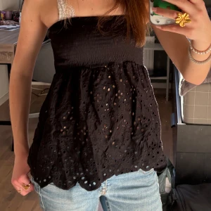Svart topp - Söt sommar topp utan band💕 I storlek xs från primark💕 På bilden har en del av kanten längst ner vikts in men jag kan stryka innan jag postar💕 pris kan diskuteras! 