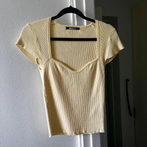 Gul topp - Gul topp från GinaTricot i storlek M. Använd en gång, den är som ny!