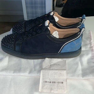 Svarta sneakers med nitar från Christian Louboutin - Tja säljer ett par feta lobutins som ja har använt några gånger. Finns lite defekter som att sulan är lite nerslipad, spikarna har tappat lite färg men inte mycket och ett litet hål i bak vid hälen. Skorna är äkta  och de som med kommer är 2 dustbägs och kvitto. Pris kan diskuteras 