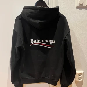 Svart hoodie från Balenciaga - Säljer en svart hoodie från Balenciaga. Använd normalt och är fortfarande i bra skick. Storlek M