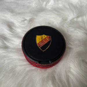 Svart förvaringsdosa med valfri design - Djurgården dosan med rött glitter✨ Perfekt för att förvara småsaker eller som en dekorativ detalj. 