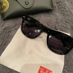 Svarta raybans - Tja! Säljer snygga svarta solglasögon från Ray-Ban med klassisk design. De har en robust svart båge och mörka linser. Perfekta för en stilren look. Levereras med ett brunt fodral och putsduk. Vid snabb affär kan jag gå ner i pris! Mer information finns i dm! 
