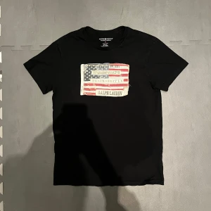 Ralph Lauren T-shirt - Säljer denna otroligt feta, eftertraktade och unika Tisha från märket Denim and supply raplh lauren. Den är i utmärkt skick utan några defekter alls. Säljs inte längre men är mycket eftertraktad och är därför otroligt svår att få tag på i sånt här bra skick. Hör av dig vid frågor eller funderingar!