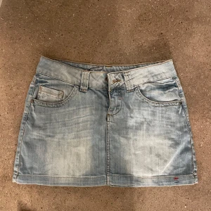 Ljusblå jeanskjol - Säljer denna as snygga jeanskjolen som tyvärr inte kommer till användning 