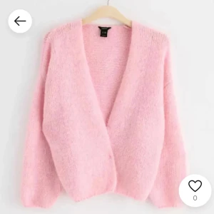 Rosa fluffig kofta från Lindex  - Mysig rosa kofta från Lindex i ett fluffigt material. Perfekt för kyliga dagar med sin långa ärm och öppna design. Enkelt att matcha med olika outfits för en avslappnad look.
