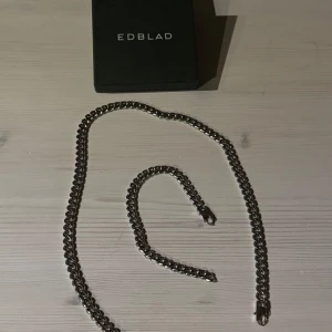 Edblad Clark Chain - Halsband och Armband  - - Matchande hals och armband - Halsband 50cm - Armband 20cm - Kedjans storlek 7x3 mm - Blankt rostfritt stål - Nickelsäkert och vattentåligt