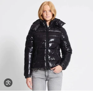 Svart glansig pufferjacka - Snygg svart glansig jacka från lager 157. Som var slutsåld och populär. Strl M men passar mig som är S. Andvänd Max 2 gånger