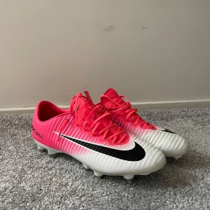 Nike mercurial vapor 11 elite SG - Säljer nu mina sällsynta vapor 11 elite. Skicket är 10/10 då dem aldrig är använda. 