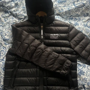 Svart dunjacka från Axel Arigato - Säljer en riktigt snygg jacka från Arigato, då den inte längre används av mig. Skicket är väldigt bra då den är sparsamt använd. Priset är inte hugget i sten, ställ gärna frågor vid funderingar. 