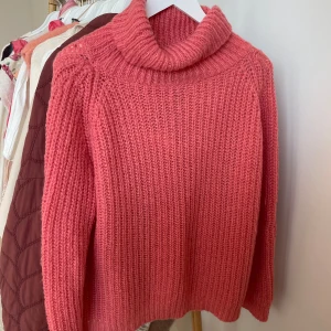 Korallfärgad stickad polotröja - Rosa stickad tröja , stl L men passar mig som oftast har xs-s