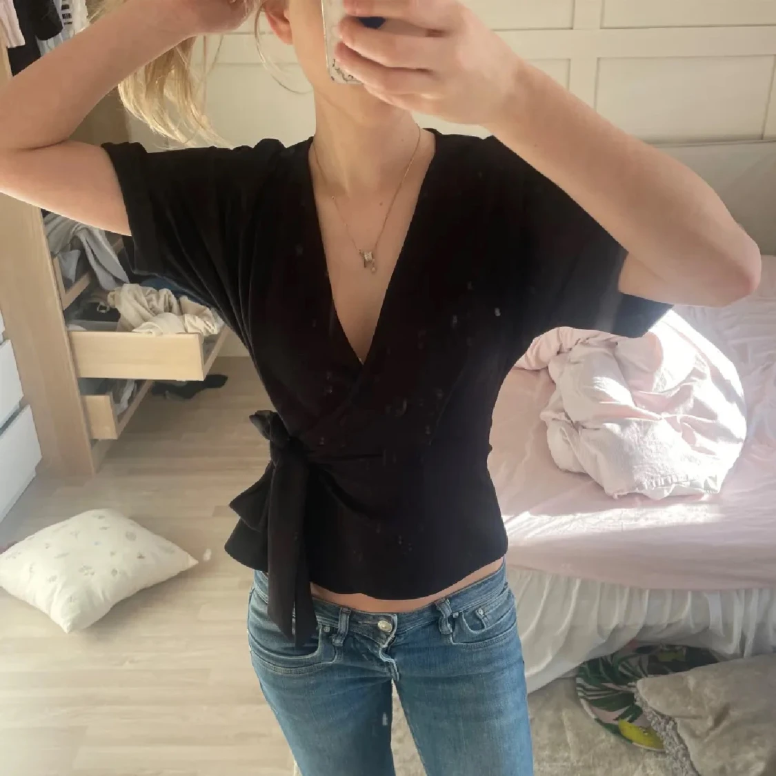 Svart omlottopp med knytband