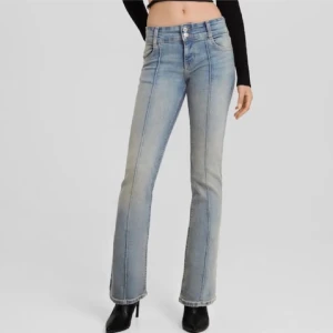 Bershka bootcut jeans - Snygga blå bootcut jeans från Bershka. Säljer då den bara blir liggandes i garderoben knappt använda. Nypris. 400