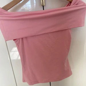 Rosa offshoulder topp från H&M - Säljer en söt rosa offshoulder topp från H&M. Super fin till vår och sommar😊