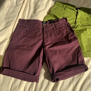Snygga shorts - Shorts från H&M. Ett par i vinröd färg. Klassisk design med knapp och dragkedja framtill samt fickor på sidorna. Perfekta för varma dagar!