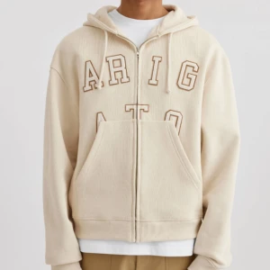 Beige hoodie med dragkedja från Axel Arigato - Hoodie ifrån Axel Arigato kommer ej till användning då den blivit för liten för mig, kom privat för frågor eller bilder på tröjan😁