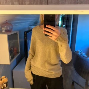 Beige tröja från VILA - Säljer en stilren beige tröja från VILA. Tröjan har en normal passform med långa ärmar och ribbade muddar vid ärmslut och nederkant. Perfekt för en avslappnad look.💞