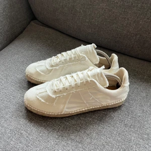 Maison Margiela Espadrillos - Box & dustbags ingår. Säljer ett par oanvända och otroligt snygga Maison Margiela Espadrillos. Size 41, hör av er vid funderingar 😊