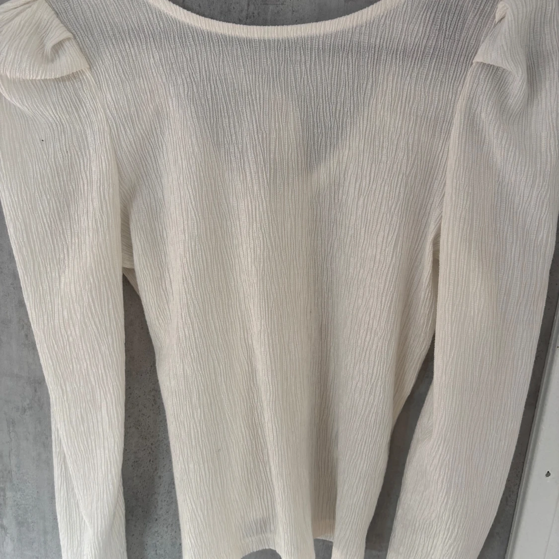 Vit långärmad topp med knyt - 2