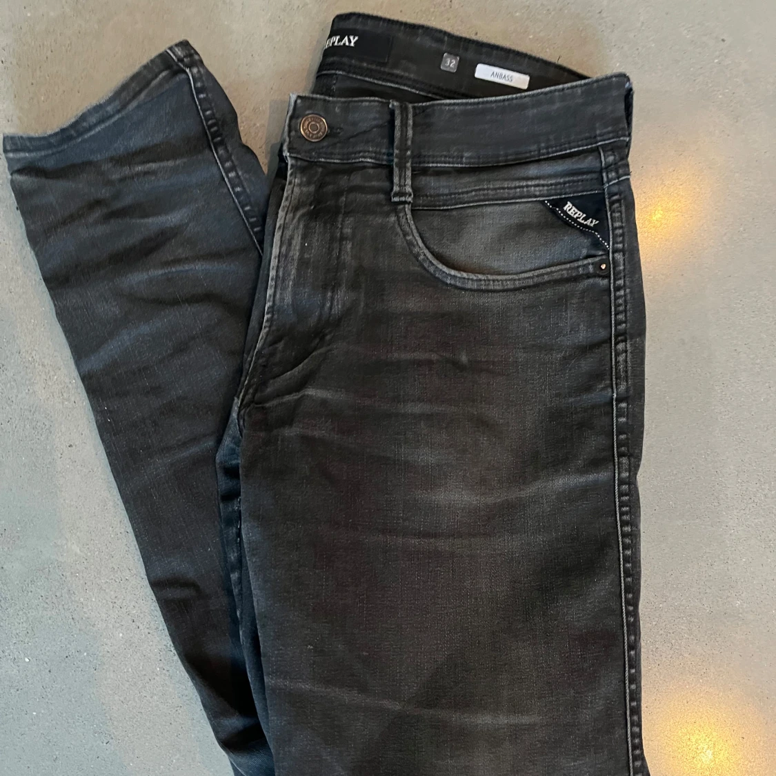 Gråsvarta Replay Anbass Jeans