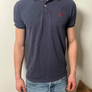 Ralph lauren pikétröja slim fit - mörk blå ralph lauren pikétröja, M slim fit men passar även som S, modellen är 178cm