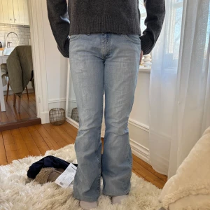 Lee jeans  - Säljer dessa supersnygga lee jeans som är min mammas gamla🙌🏽😍😍 storleken är 28/33 men passar mig som bruka ha mellan xs-m!!