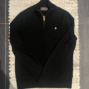 Morris 100% Merino Half Zip Tröja Svart - Snygg och skön half zip från Morris || Storlek: M passar även S || fint skick förutom att det finns nått litet hål, men märks knappt ej 