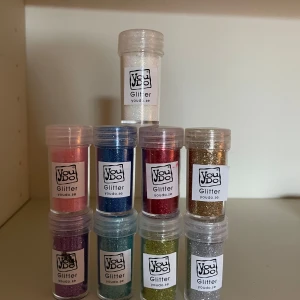Nagelglitter/pysselglitter - 9 Jättefina glitter som man till exempel kan använda när man fixar naglarna eller pysslar.  9 färger: vitt, rosa, lila, mörkblått, ljusblått, rött, grönt, guld och silver. Skriv vid frågor💞