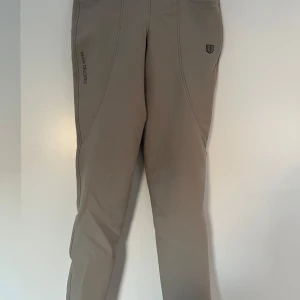 Beiga ridbyxor från Maya Delorez - Beiga ridbyxor från Maya Delorez. Använd fåtal gånger så gripet är i super fint skicka. Ridbyxorna är i deras modell Compression.
