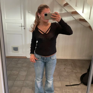 Svart glittrig tröja med v-ringning - Snygg svart tröja med glittrande detaljer och v-ringning. I storlek S🥰