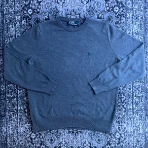 Grå tröja från Polo Ralph Lauren - Grå Ralph lauren med grön logga. Storlek M.               Väldigt bra skick! 100% ull.                                                                     Hör av dig vid frågor eller prisförslag!
