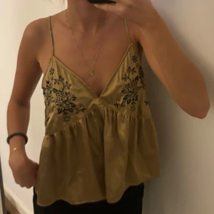 Topp - Så snygg topp från zara, aldrig använd med lappar kvar! Storlek M