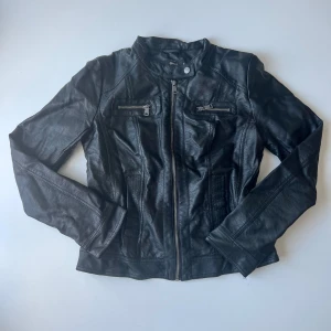 Skinnjacka - Svart skinnjacka från Only. Inga defekter 