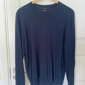 Massimo dutti stickad tröja - Säljer nu denna massimo dutti tröja eftersom den inte passar. Storlek M, för mer frågor eller bilder kom privat.